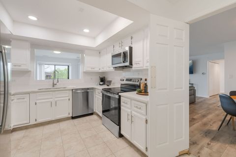 Tiny photo for 2 The Court Of Harborside Court #303, Northbrook, IL 60062 (MLS # 12625780)