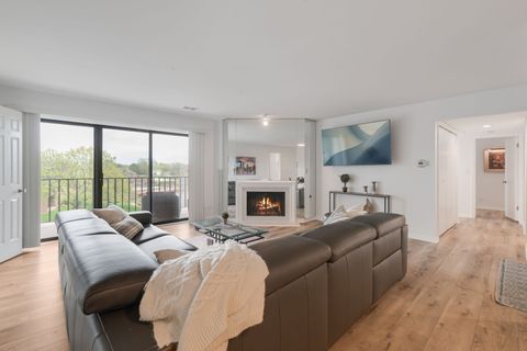 Tiny photo for 2 The Court Of Harborside Court #303, Northbrook, IL 60062 (MLS # 12625780)