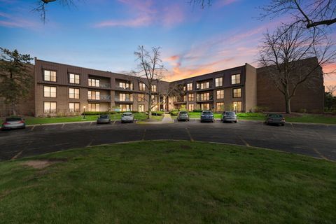 Tiny photo for 2 The Court Of Harborside Court #303, Northbrook, IL 60062 (MLS # 12625780)