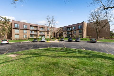 Photo of 2 The Court Of Harborside Court #303, Northbrook, IL 60062 (MLS # 12625780)