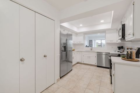 Tiny photo for 2 The Court Of Harborside Court #303, Northbrook, IL 60062 (MLS # 12625780)