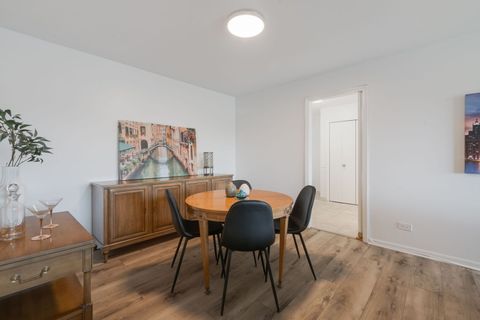 Tiny photo for 2 The Court Of Harborside Court #303, Northbrook, IL 60062 (MLS # 12625780)