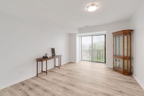 Tiny photo for 2 The Court Of Harborside Court #303, Northbrook, IL 60062 (MLS # 12625780)