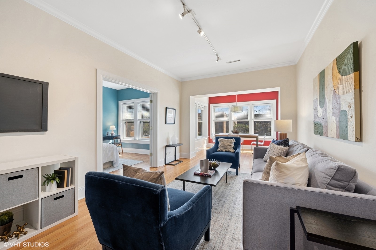 1402 W Foster Avenue 3