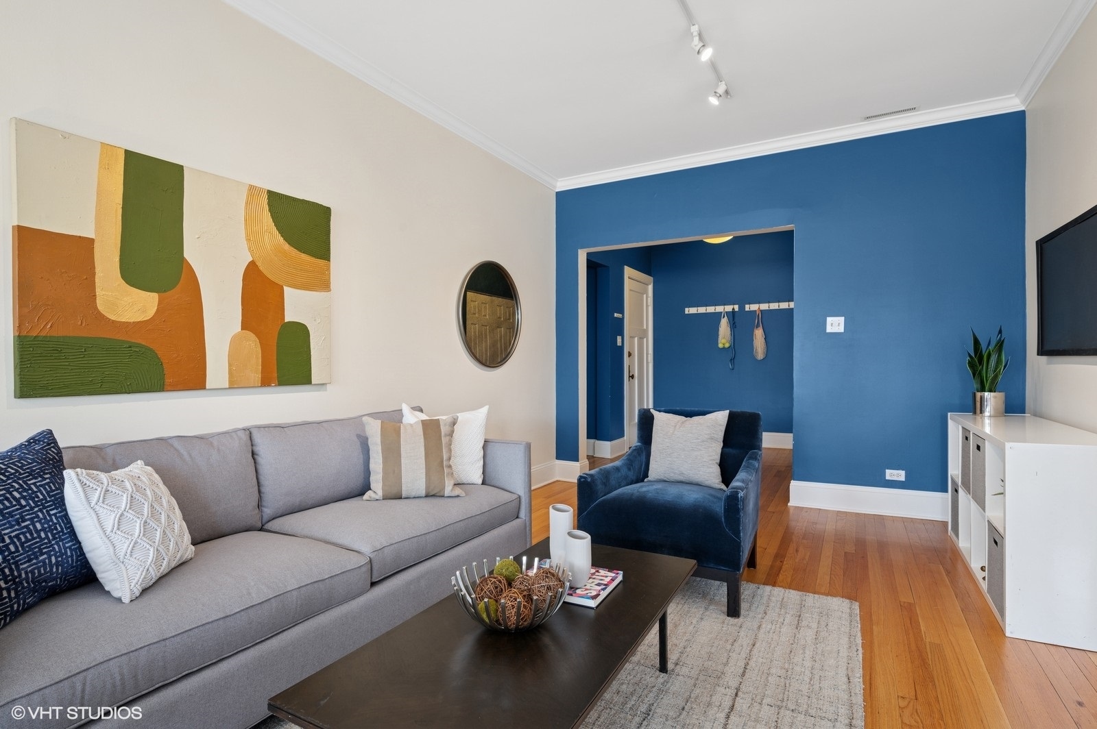 1402 W Foster Avenue 3