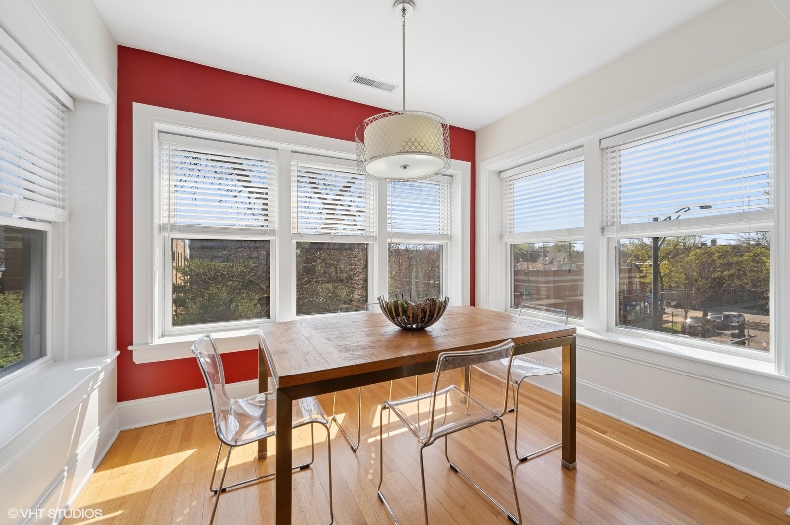 1402 W Foster Avenue 3