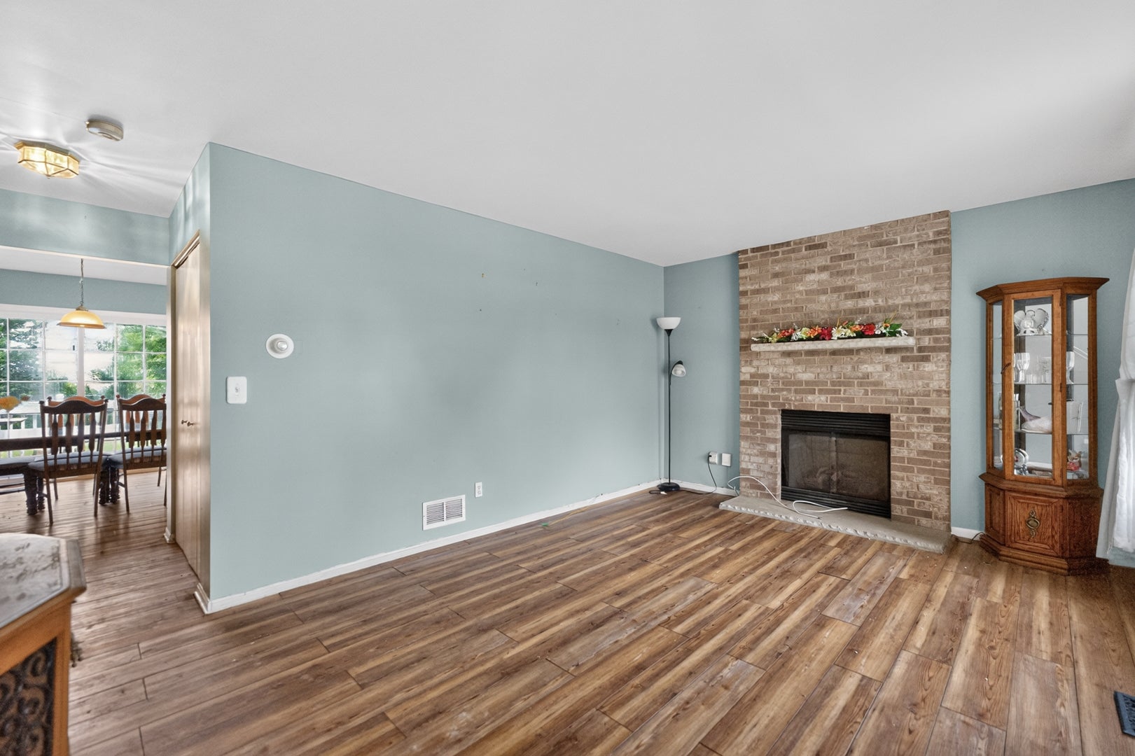 141 W Prairiefield Avenue