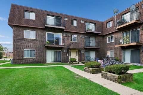 Photo of 9364 Golf Road #2B, Des Plaines, IL 60016 (MLS # 12764287)