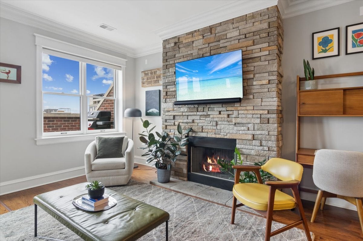 5647 N CLARK Street 402