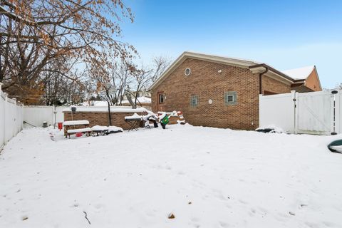 Tiny photo for 2300 Bellaire Court, Des Plaines, IL 60016 (MLS # 12529435)