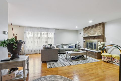 Tiny photo for 2300 Bellaire Court, Des Plaines, IL 60016 (MLS # 12529435)