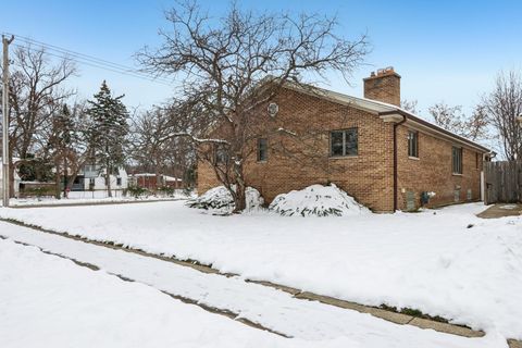 Tiny photo for 2300 Bellaire Court, Des Plaines, IL 60016 (MLS # 12529435)