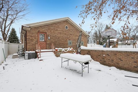 Tiny photo for 2300 Bellaire Court, Des Plaines, IL 60016 (MLS # 12529435)