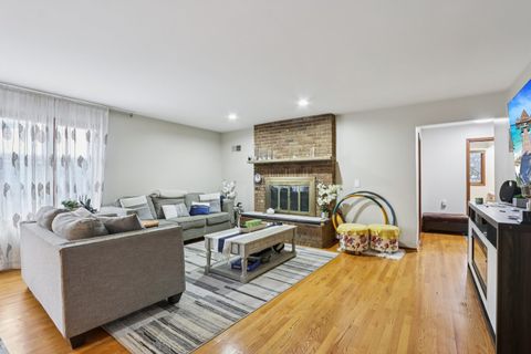 Tiny photo for 2300 Bellaire Court, Des Plaines, IL 60016 (MLS # 12529435)