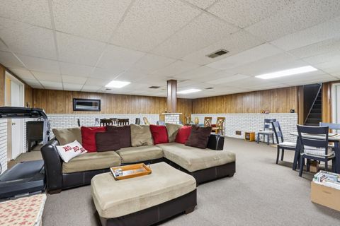 Tiny photo for 2300 Bellaire Court, Des Plaines, IL 60016 (MLS # 12529435)