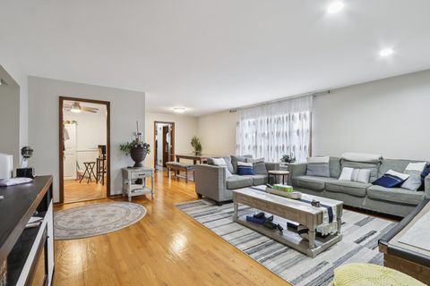 Tiny photo for 2300 Bellaire Court, Des Plaines, IL 60016 (MLS # 12529435)