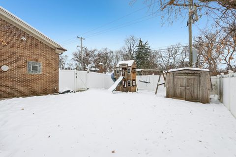 Tiny photo for 2300 Bellaire Court, Des Plaines, IL 60016 (MLS # 12529435)