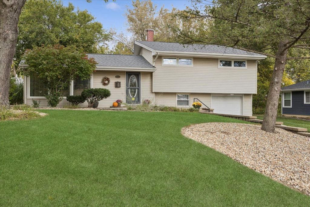 Photo for 305 Poplar Lane, New Lenox, IL 60451 (MLS # 12499436)