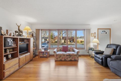 Tiny photo for 731 N Gibbons Avenue, Arlington Heights, IL 60004 (MLS # 12590160)