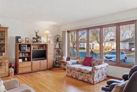 Tiny photo for 731 N Gibbons Avenue, Arlington Heights, IL 60004 (MLS # 12590160)