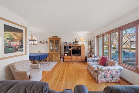 Tiny photo for 731 N Gibbons Avenue, Arlington Heights, IL 60004 (MLS # 12590160)