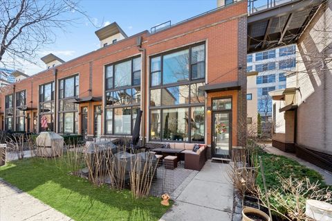 Photo of 930 N Howe Street #930, Chicago, IL 60610 (MLS # 12616050)