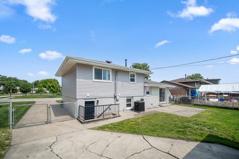 Tiny photo for 10403 Barnard Drive, Chicago Ridge, IL 60415 (MLS # 12656351)