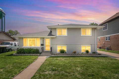 Tiny photo for 10403 Barnard Drive, Chicago Ridge, IL 60415 (MLS # 12656351)