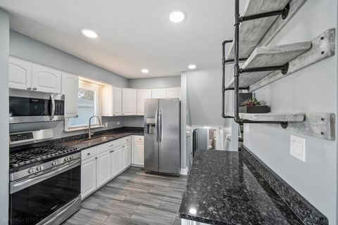 Tiny photo for 10403 Barnard Drive, Chicago Ridge, IL 60415 (MLS # 12656351)