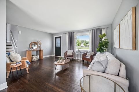 Tiny photo for 10403 Barnard Drive, Chicago Ridge, IL 60415 (MLS # 12656351)