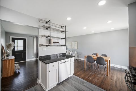 Tiny photo for 10403 Barnard Drive, Chicago Ridge, IL 60415 (MLS # 12656351)