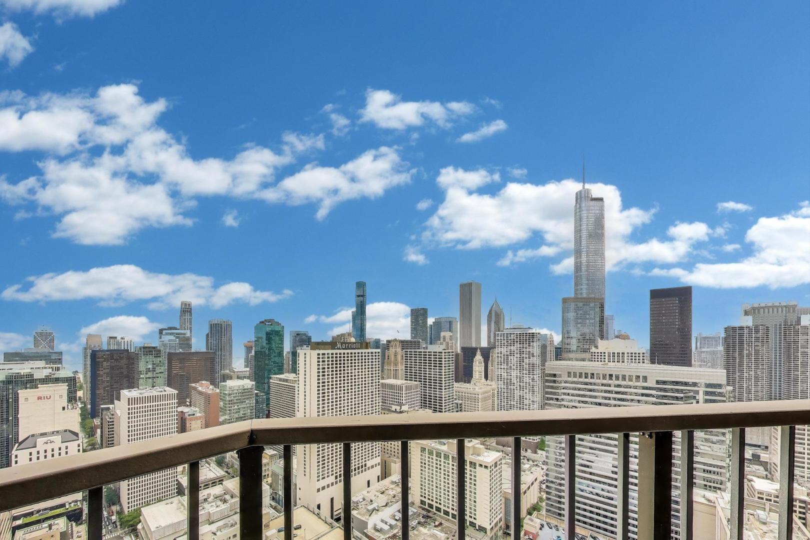 10 E ONTARIO Street 5001-02