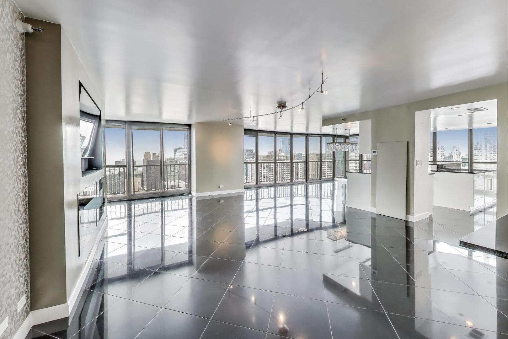 10 E ONTARIO Street 5001-02