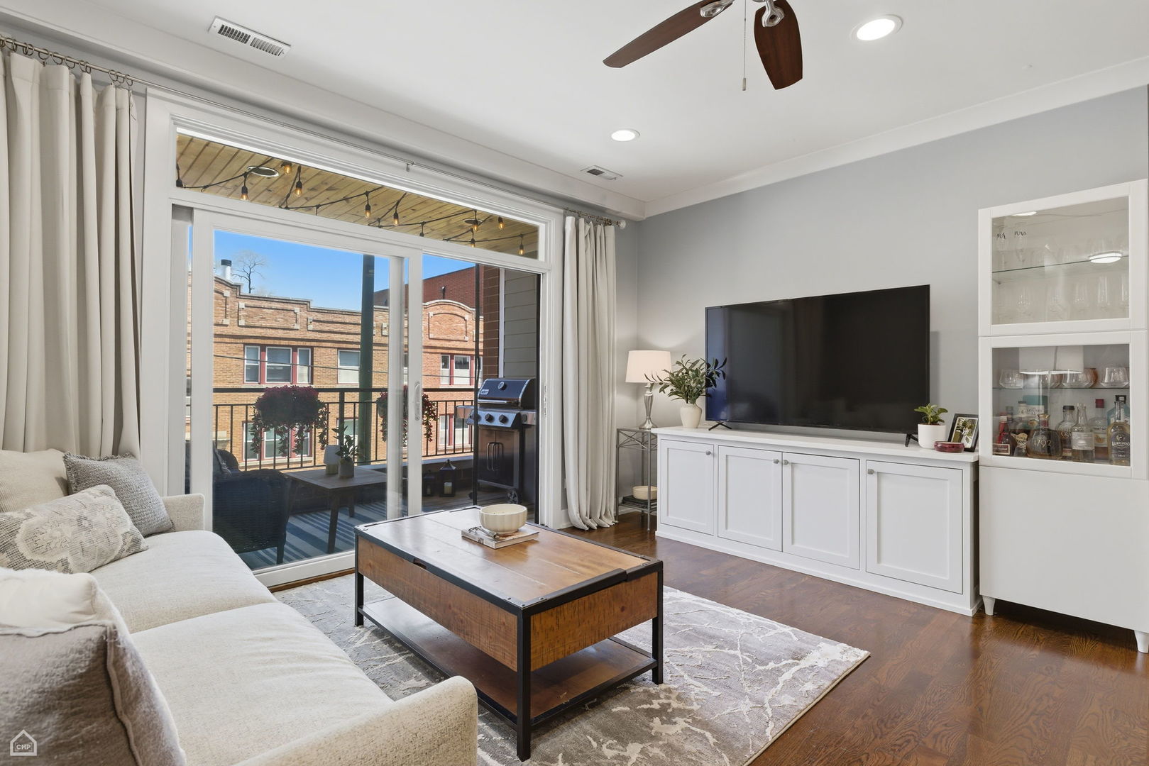 3047 N Oakley Avenue 205