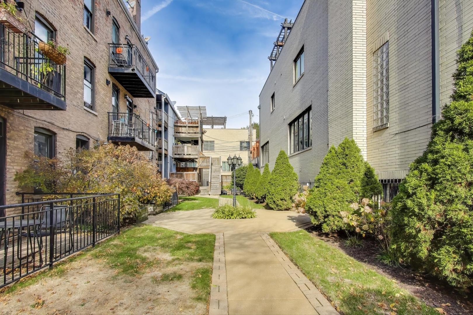 1920 W Dickens Avenue 1R