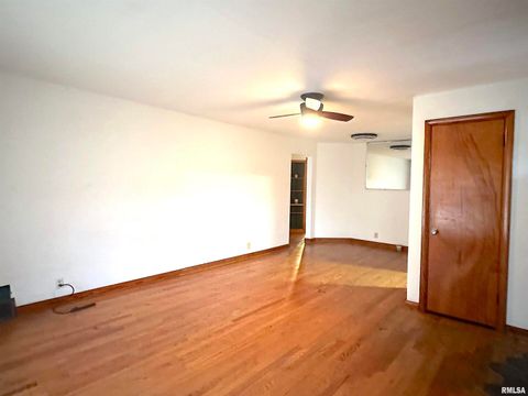 Tiny photo for 1206 W Chautauqua Street, Carbondale, IL 62901 (MLS # EB460671)