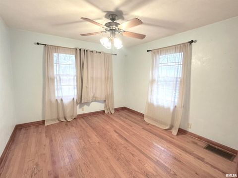 Tiny photo for 1206 W Chautauqua Street, Carbondale, IL 62901 (MLS # EB460671)