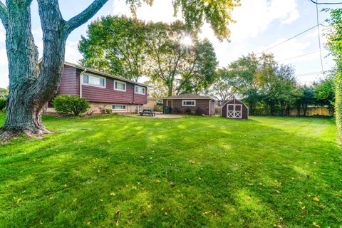 Tiny photo for 701 Thomas Court, Mundelein, IL 60060 (MLS # 12505885)