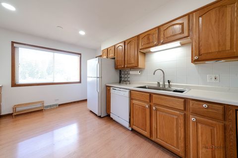 Tiny photo for 701 Thomas Court, Mundelein, IL 60060 (MLS # 12505885)