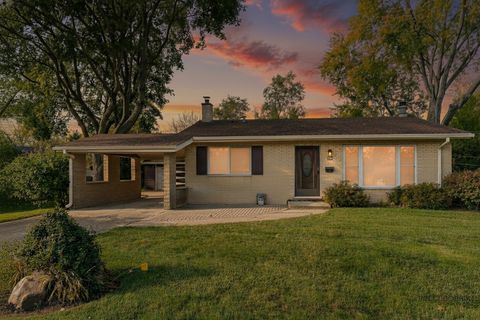 Tiny photo for 701 Thomas Court, Mundelein, IL 60060 (MLS # 12505885)