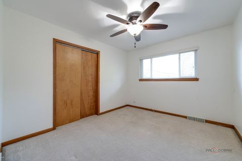 Tiny photo for 701 Thomas Court, Mundelein, IL 60060 (MLS # 12505885)