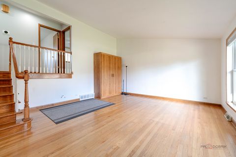 Tiny photo for 701 Thomas Court, Mundelein, IL 60060 (MLS # 12505885)