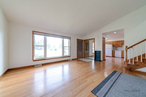 Tiny photo for 701 Thomas Court, Mundelein, IL 60060 (MLS # 12505885)