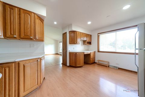 Tiny photo for 701 Thomas Court, Mundelein, IL 60060 (MLS # 12505885)