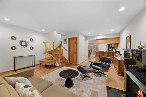 Tiny photo for 609 South Boulevard #E, Oak Park, IL 60302 (MLS # 12675801)