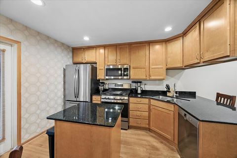 Tiny photo for 609 South Boulevard #E, Oak Park, IL 60302 (MLS # 12675801)