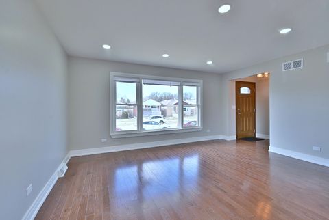 Tiny photo for 5435 N Mobile Avenue, Chicago, IL 60630 (MLS # 12607488)