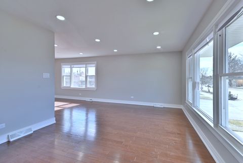 Tiny photo for 5435 N Mobile Avenue, Chicago, IL 60630 (MLS # 12607488)