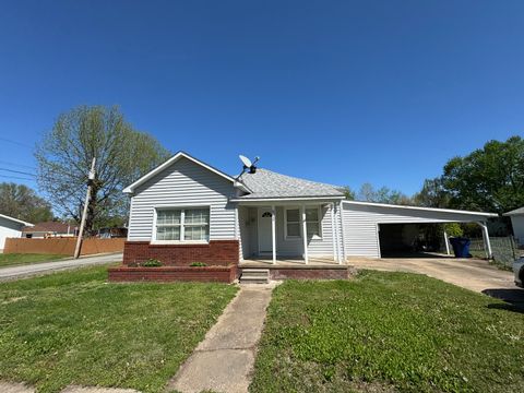 Photo of 802 S Jefferson Street, West Frankfort, IL 62896 (MLS # 12612695)