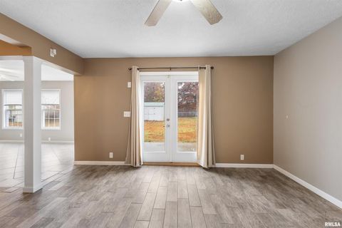 Tiny photo for 1008 OAKWOOD Lane, Marion, IL 62959 (MLS # EB460607)